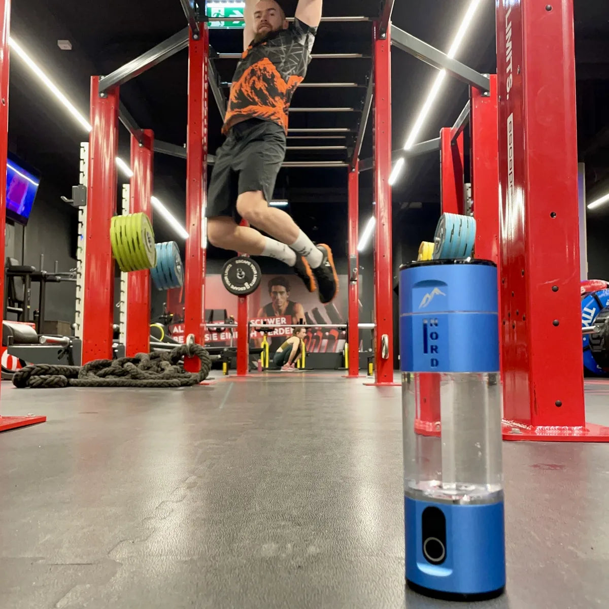 Nord Hydrogen Bottle på treningsgulvet mens Marcus Gail trener i apestigen
