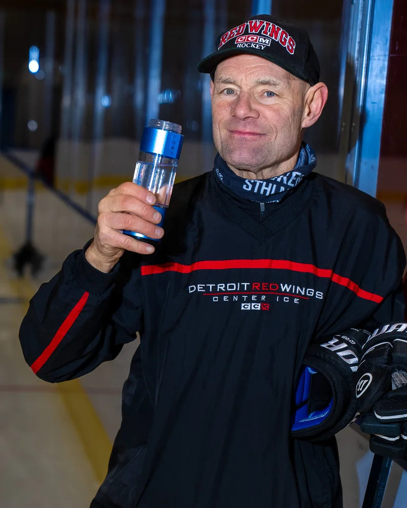 Thomas Storm drikker fra Nord Hydrogen Bottle i ishallen