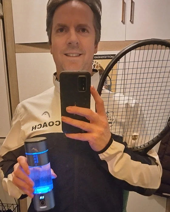 James Mottershead, tennistrener, med Nord Hydrogen Bottle og racketen sin